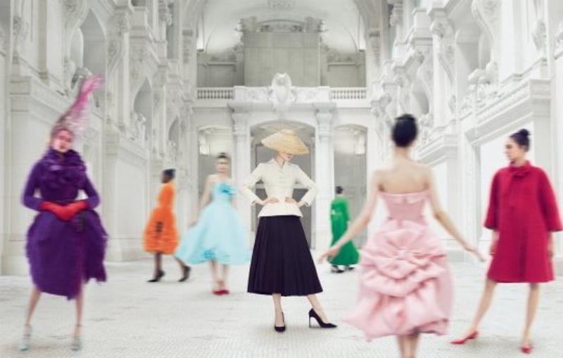 Sculpture classique française dans un musée, représentant la noblesse et l'élégance artistique du pays